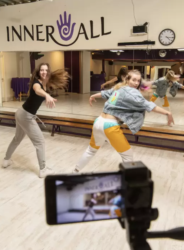 Deze dans- en muziekschool uit Almelo danst, speelt en spettert door, maar dan alleen online