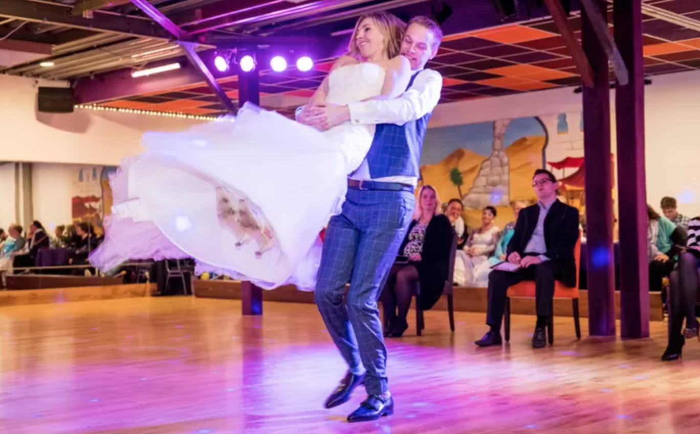 Goud voor bruidspaar na luchtgitaarsolo op NK Wedding Dance Almelo