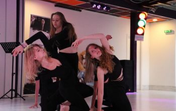 Groepje meisjes die aan het dansen zijn