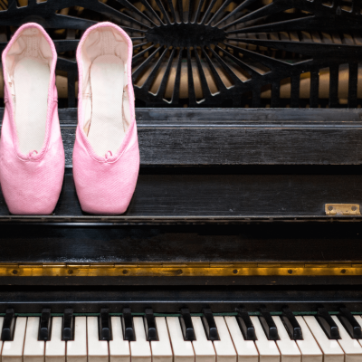 Ballet schoenen op piano